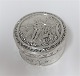 Tysk rund sølv pillebox (800). Diameter 5 cm. Højde 5 cm. Lettere slidtage.