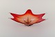 Stor Murano skål i rødligt og klart mundblæst kunstglas. 1960/70'erne.Måler: H 13,0 x L 41,0 ...