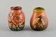 Ipsens enke. To 
små vaser i 
håndmalet 
glaseret 
keramik 
dekoreret med 
blomster og ...