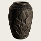 Bornholmsk 
keramik, 
Hjorth, Sort 
brændt 
skønvirke vase 
med bladmotiv, 
10,5cm høj, 8cm 
bred #728 ...