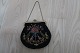 Vintage:Smuk gammel håndtaskeHåndbroderetSmuk lukning/bøjle og god lille kædeFra ca. ...
