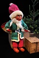 Gammel 
julenisse med 
skæg julesæk , 
træsko og stof 
tøj .
Højde: 38cm.