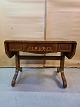 Salonbord i 
fineret 
mahogni, fra 
1900erne.
Det har 
brugsspor.
H 78cm B 73cm 
L 98cm Længde 
med ...