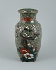Asiatisk keramikvase. Håndmalet med klassisk blomstermotiv.I perfekt ...