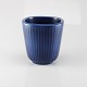Kvadratisk Marselis vase i blå fajance med rillet mønsterDesign Nils ThorssonProducent ...