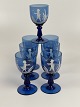 Sæt med 7 Mary 
Gregory 
hvidvinsglas i 
koboltblå med 
malet motiv i 
hvidt med piger 
på tre af ...