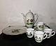 Kaffekande, 
tallerken, fire 
kopper og tre 
underkopper i 
porcelæn med 
tegnet motiv af 
Peter & ...