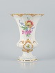 Meissen, Tyskland, stor vase håndmalet med blomster i mange farver samt gulddekoration.Tidligt ...