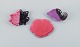 Vallauris, 
Frankrig, tre 
bladformede 
fade i 
farvestrålende 
glasurer i 
rosa, violette 
og sorte ...