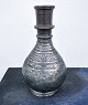 DEKORATIV 
ANTIKVITET: 
Afgansk kookah. 
Rigt dekoreret 
flaske formet 
karaffel eller 
vase i kobber 
...
