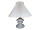 Holmegaard, Mary bordlampe i hvidt opalglas med Le Klint skærm.Designet i 1978 af Per ...