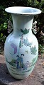 Kinesisk famille vert balusterformet gulv vase, 19. årh. Polykrom dekoreret med kvinder i en ...