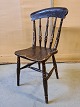 Malet stol fra 
1900erne.
Den har 
brugsspor og er 
lidt ledløs.
Højde 88cm 
Sædehøjde 46cm