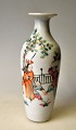 Lille antik 
kinesisk vase, 
famille rose, 
19. årh. 
Håndbemalede 
scener med 
legende børn 
under et ...