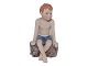 Royal 
Copenhagen 
Figur, siddende 
dreng.
Dekorationsnummer 
682.
Denne er 
produceret 
mellem ...