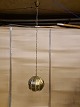 Lampe i metal, 
fra 1980erne.
Højde 24cm 
Diameter 29cm 
Messingkæden er 
115cm lang