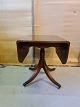 Hepplewhite 
bord i fineret 
mahogni og 
bøgetræ, fra 
1980erne.
H 75cm B 82cm 
L 60cm Længde 
med ...