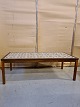 Sofabord i 
fineret 
palisander med 
kakler, fra 
1960erne.
Det har små 
brugsspor.
H 50cm B 68cm 
L ...