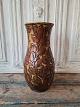 Svend 
Hammershøi for 
Kähler stor 
vase dekoreret 
med bladværk i 
relief 
Produceret 
mellem ...