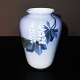Charmerende 
vase i porcelæn 
med 
blomsterdekoration 
fra 1920'erne. 
Fremstår i 
perfekt stand 
uden ...