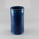 Cylinderformet 
vase i keramik 
med blå glasur 
no 250-18
Producent 
Herman A Kahler
Mærket ...