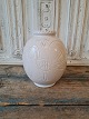 Michael 
Andersen stor 
hvid glaseret 
vase dekoreret 
med fugle og 
blade 
Fremstår med 
et lille ...