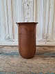 Kähler vase med 
brun glasur 
antageligt 
Svend 
Hammershøi
Fremstår med 
et lille afslag 
under ...