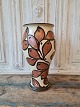 Kähler - stor 
kohornsbemalet 
vase dekoreret 
med blade
Perfekt stand 
Signeret HAK
Højde 37,5 ...
