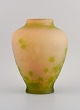 Stor Émile Gallé vase i matteret kunstglas dekoreret med grønne tidsler.