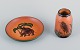 Ipsens Enke, 
keramikvase og 
et keramikfad.
Motiv af 
malibu og 
elefant.
Glasur i 
orangegrønne 
...
