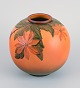 Ipsens Enke, 
rund 
keramikvase. 
Glasur i orange 
og grønne ...