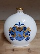 Pille-formet 
Royal 
Copenhagen vase 
i porcelæn med 
dekoreret 
adeligt 
våbenskjold i 
overglasur. ...