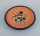 Ipsens Enke, 
keramikskål med 
blomstermotiv.
Glasur i 
orangegrønne 
nuancer.
Modelnummer 
...