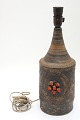 Bjørn Keramik, 
Bordlampe i 
brun glasur med 
rødglasseret 
blomst i 
relief. Højde 
excl. fatning 
...