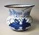 Bl&aring;/hvid vase, 19.&aring;rh. Kina. H&aring;ndbemalede dekorationer med planter. Kant og ...