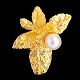 Jean Larsen; 
Vedhæng af 18 
kt. guld. Blade 
prydet med 
perle. 
H. 2,1 cm. B. 
1,8 cm.
Kontakt ...