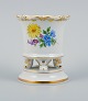 Meissen, 
Tyskland, lille 
vase på fire 
fødder 
håndmalet med 
blomstermotiv.
Midt ...