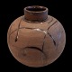 Herman A. 
Kähler; Stor 
rund vase i 
brunlige 
farver. H. 27,5 
cm. 
Diam. ca. 28 
cm. Diam. top 
10 ...