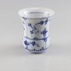 Vase i porcelæn 
fra stellet 
Blåmalet no. 18
Producent Bing 
& Grøndahl
Blomstervase i 
hvidt ...