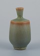 Berndt Friberg 
for 
Gustavsberg, 
Studiohand 
miniature-vase 
med glasur i 
grønne nuancer.
Perfekt ...