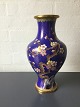 Coissonné (Cloisonné) vase.Kobolt blå fond med fugle, floral og blomstrende træ.20 ...