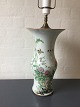 Stor kinesisk 
porcelæns vase 
omlavet til 
bordlampe.
Kina 19/20 
årh.
Polykromt 
dekoreret med 
...