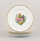 Bing & 
Grøndahl, fire 
middagstallerkner 
i porcelæn 
håndmalet med 
polykrome 
blomster og ...