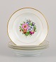 Bing & 
Grøndahl, fire 
dybe tallerkner 
i porcelæn 
håndmalet med 
polykrome 
blomster og ...