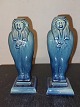 Dansk keramik: 
Par lysestager 
i form af to 
figurer af 
ægyptiske 
sarkofag dækket 
af en blå ...