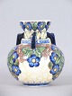 Marinevase med 
blå dekoration
Aluminia
Fajance
H:21.5 cm.
God stand
Dekoration 
Johanne 
Margrethe ...