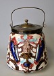 Tysk fajance 
kiksespand, ca. 
1880. Polykrom 
dekoreret. 
Dekoration i 
form af 
maskeroner og 
...