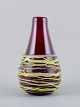 Murano, 
Italien, stor 
mundblæst 
spaghetti-vase 
i vinrødt 
kunstglas.
1970’erne.
I perfekt ...