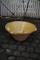 Stort 1800 tals lerfad "Tian" fra Sydfrankrig med gul glasur hældetud og hanke. Fadet har ...