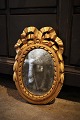 Dekorativt ovalt tidlig 1800 tals fransk Louis d.XVI forgyldt træ spejl med fine dekorationer og ...